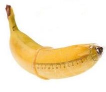 banana într-un prezervativ imită un cocoș mărit
